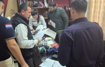 La comitiva fiscal- policial incautó varios documentos que podrían estar relacionados con el hecho  denunciado y de otros casos