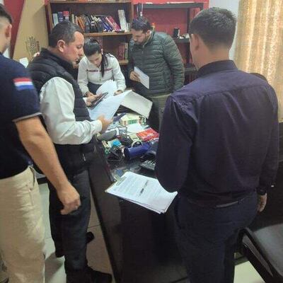 La comitiva fiscal- policial incautó varios documentos que podrían estar relacionados con el hecho  denunciado y de otros casos 

