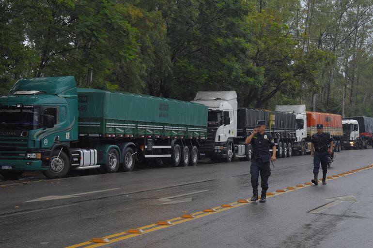 Cerca de 15 camiones de gran porte están apostados al costado de la ruta PY08 en Villarrica.
