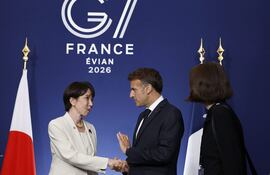 El presidente de Francia, Emmanuel Macron (C), anfitrión de la cumbre del G7, saluda a la primera ministra de Japón, Sanae Takaichi (i).