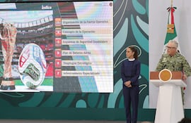 El general Román Villalvazo Barrios (d), jefe del Centro de Coordinación Copa Mundial de Fútbol 2026, habla durante una rueda de prensa de la presidenta de México, Claudia Sheinbaum este viernes, en el municipio de Zapopan en Jaisco (México).