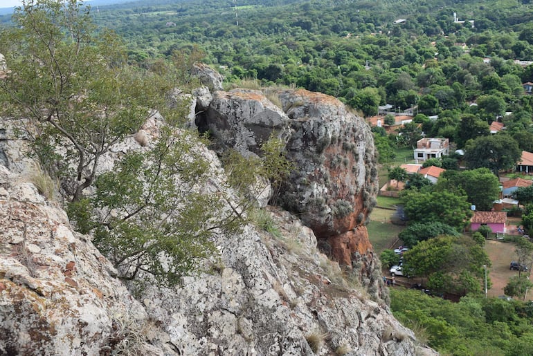 El cerro de Yaguarón abre la puerta al turismo; desde su cima se pueden apreciar las serranías que rodean el distrito.