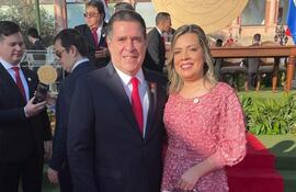 El presidente de la ANR, Horacio Cartes junto a la diputada Liz Acosta.
