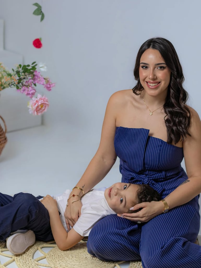 ¡Pura ternura! Francesco mimándose con su mami Alexia Notto. (Instagram/Alexia Notto)
