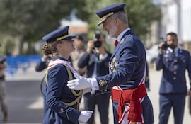 El rey Felipe VI entrega la Gran Cruz al Mérito Aeronáutico a la Princesa Leonor, durante el acto de entrega de los reales despachos de empleo de los tenientes de la Academia General del Aire y del Espacio (AGA), este viernes en San Javier. (EFE/Marcial Guillén)
