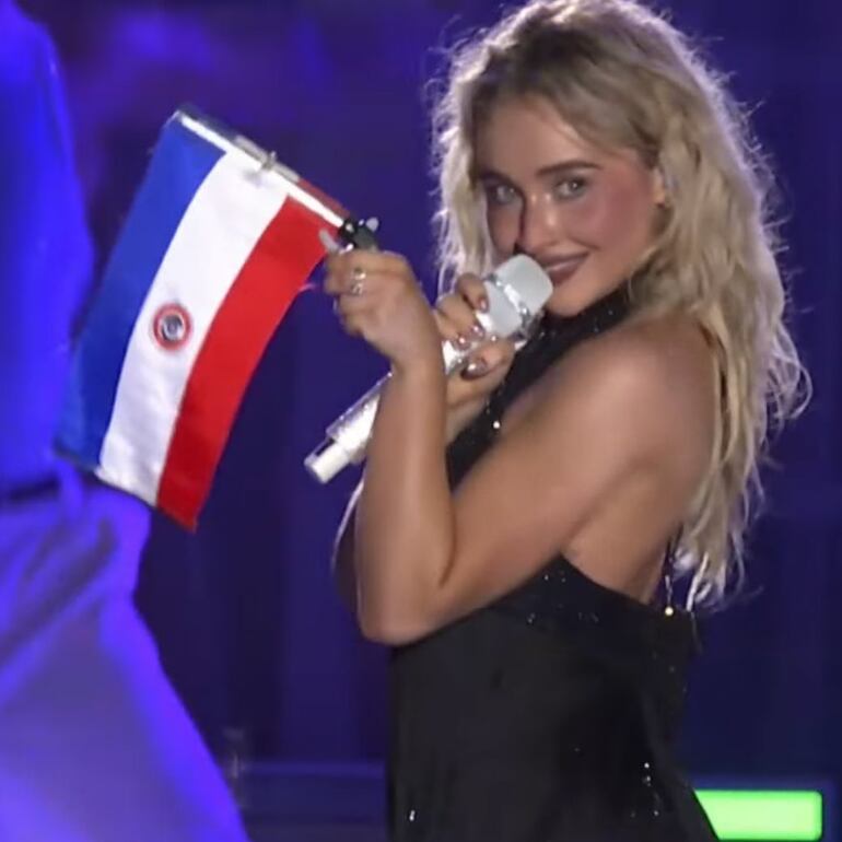 Sabrina Carpenter en un momento de su show, en el que la bandera salió disparada al revés.