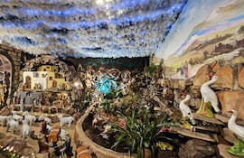 Una parte del pesebre simula un sorprendente cielo.