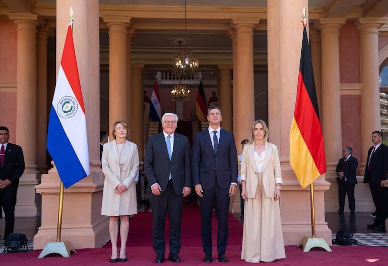 El presidente alemán, Frank-Walter Steinmeier, la Primera Dama de Alemania, Elke Büdenbender, el presidente Santiago Peña y la primera Dama Leticia Ocampos.