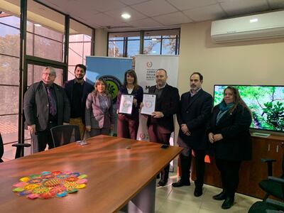 El ministro del Ambiente, Ing. Rolando de Barros Barreto, con la presidente del Consejo Paraguayo de Construcción Sostenible (Paraguay Green Building Council, PYGBC), Ing. Gabriela Mesquita, entre otros, mostrando el acuerdo firmado.