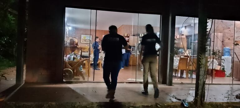 La propiedad cuenta con cámaras de seguridad, las que aparentemente filmaron el accionar del maleantesen el sitio.