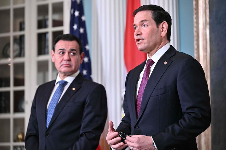 El secretario de Estado de EE. UU., Marco Rubio, habla con la prensa tras firmar un Memorando de Entendimiento sobre cooperación nuclear civil estratégica con el ministro de Relaciones Exteriores de Paraguay, Rubén Ramírez (izq.), en la Sala de Tratados del Departamento de Estado en Washington D. C.