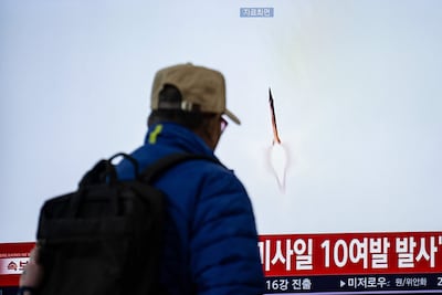 Un hombre observa un noticiero que informa sobre el nuevo lanzamiento de misiles norcoreanos, este jueves en Seúl, Corea del Sur.