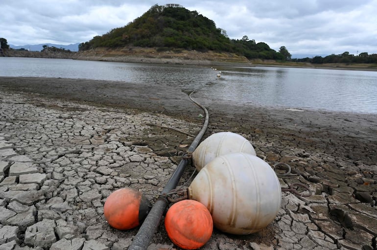 Un reservorio con un muy bajo nivel de agua en Tegucigalpa, Honduras.