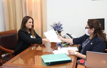 La Dra. María Verónica Franco Gennaro (izq.), registró su candidatura para el TSJE.