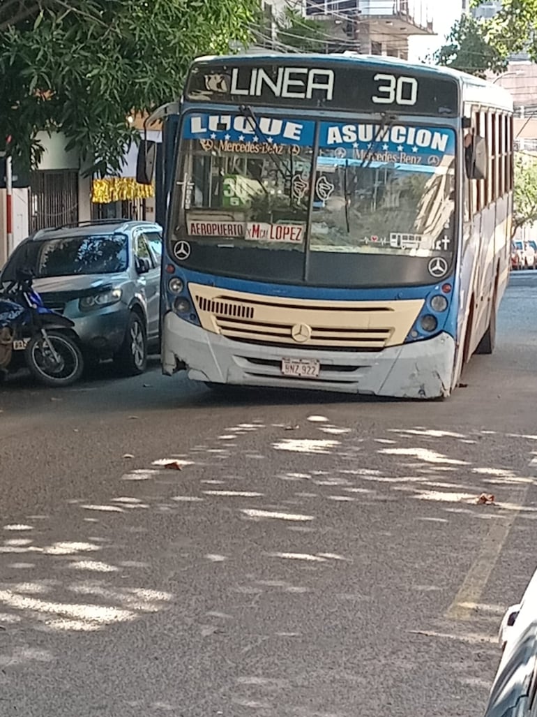 Un colectivo de la Línea 30 cayó este miércoles en un cráter en el microcentro de Asunción.