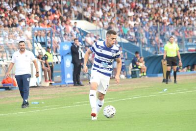 Elías Alfonso, futbolista del 2 de Mayo, lanza el balón en un partido frente al Sportivo Trinidense por la segunda fecha del torneo Apertura 2024 del fútbol paraguayo en el estadio Río Parapití, en Pedro Juan Caballero.