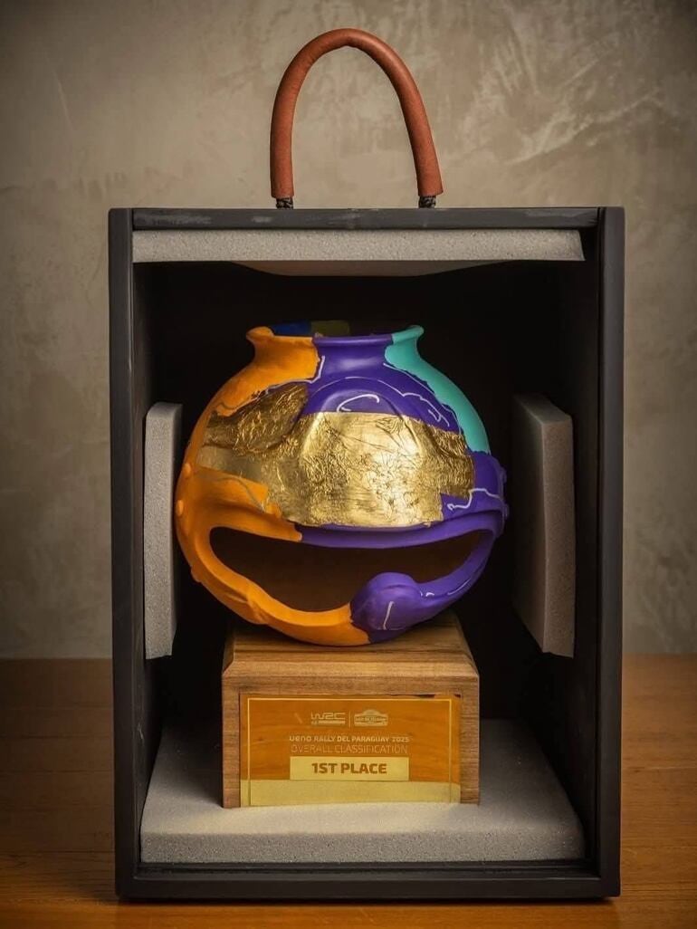 Se hicieron tres trofeos para la categoría principal que tuvieron un tratamiento especial: fueron pintados y, como toque final, el reconocido artista Félix Toranzos los intervino con colores que convirtieron cada pieza en una obra irrepetible.
