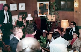 Una de las visitas de Laura Márquez a Asunción. En la foto, Laura Márquez al fondo, a la izquierda, fumando, de vestido negro y anteojos. Entre los presentes, José Puentes, Michael Burt, Osvaldo González Real y Lucy Yegros, entre otros.