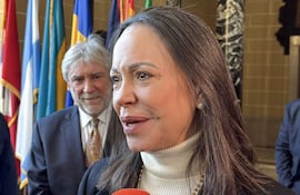La líder opositora María Corina Machado habla con periodistas después de una reunión con el secretario general de la OEA, Albert R. Ramdin, este martes en Washington (Estados Unidos).