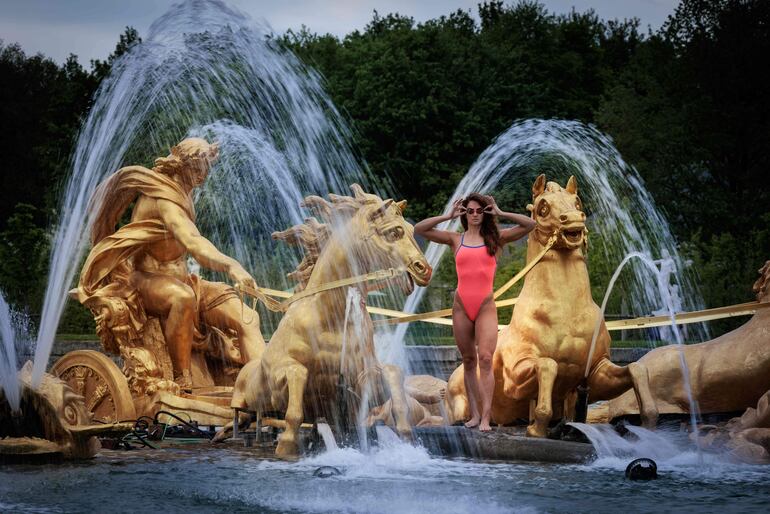 La nadadora francesa Beryl Gastaldello posa junto a la fuente de Apolo en el Palacio de Versalles.