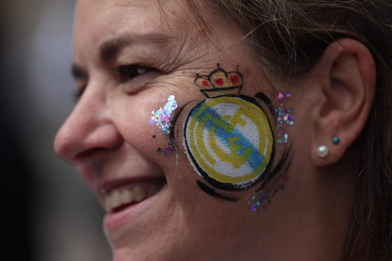 Los aficionados en los alrededores del estadio de Wembley antes de la final de la Champions League entre el Borussia Dortmund y el Real Madrid en Londres.