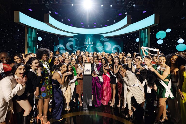 Las concursantes del certamen de belleza Miss Universo mientras posan junto a la corona.