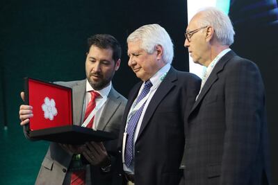 El Dr. Antonio Cubilla recibió una placa de reconocimiento por parte del Ing. Luis Alberto López Zayas y el Ing. Luis López Lafuente, Vicerrector Académico de Planificación e Innovación de la Universidad Central del Paraguay, respectivamente.
