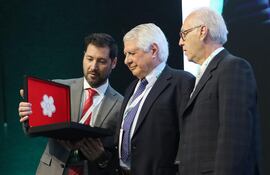 El Dr. Antonio Cubilla recibió una placa de reconocimiento por parte del Ing. Luis Alberto López Zayas y el Ing. Luis López Lafuente, Vicerrector Académico de Planificación e Innovación de la Universidad Central del Paraguay, respectivamente.
