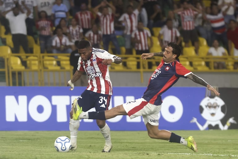 Jhomier Guerrero (i) disputa el balón con Fabricio Domínguez de Cerro Porteño.