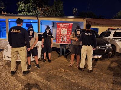 La policía detuvo a tres sospechosos de hurtar la camioneta Toyota Fortuner.