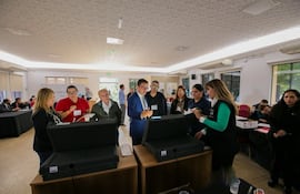 Auditoría técnica a máquinas de votación por los apoderados de movimientos de la ANR. Foto Gent. del TSJE.
