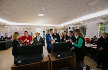 Auditoría técnica a máquinas de votación por los apoderados de movimientos de la ANR. Foto Gent. del TSJE.