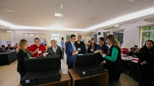 Auditoría técnica a máquinas de votación por los apoderados de movimientos de la ANR. Foto Gent. del TSJE.
