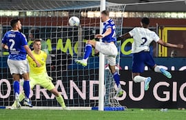 Denzel Dumfries (d) marcó dos goles en la remontada del Inter.