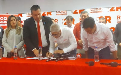 Rigoberto Chamorro firma el escrito de renuncia al cargo como concejal.