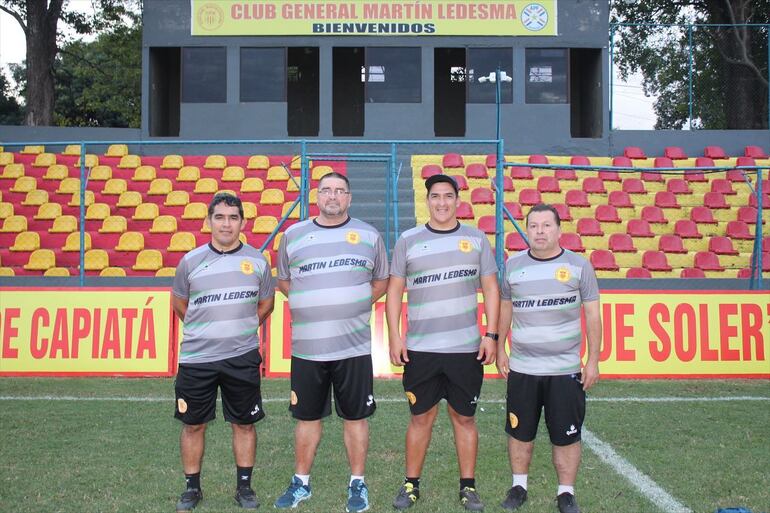 El entrenador Jacinto Elizeche junto a Ricardo Limenza (i) y Nicolás Yegros y Gustavo Acevedo.