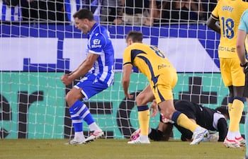 El delantero argentino del Alavés Lucas Boyé (i) celebra su gol, durante el partido de Liga de Primera División entre Deportivo Alavés y Villarreal Club de Fútbol jugado este viernes en el estadio de Mendízorrotza. EFE/Adrián Ruiz Hierro