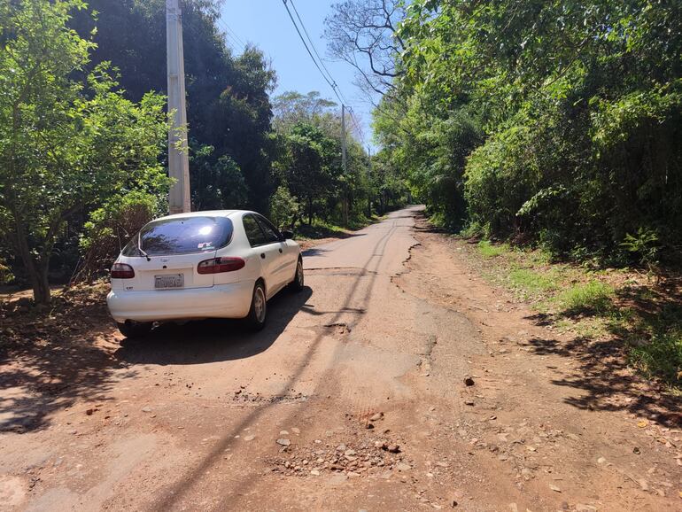 Las calles se encuentran totalmente deterioradas y cubiertas de baches.