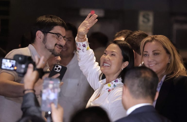 La candidata presidencial Keiko Fujimori (C) saluda a sus seguidores en Lima.