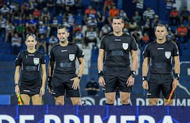 Alipio Colmán (seg. de izq. a der.), árbitro paraguayo.