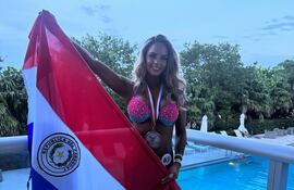 La paraguaya Araceli Benítez posa con la medalla y bandera nacional en Miami, Florida. La compatriota logró subir al podio.