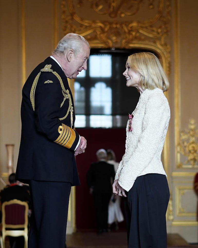 Rey Carlos III entregó el reconocimiento a la actriz Carey Mulligan. (Instagram/The Royal Family)
