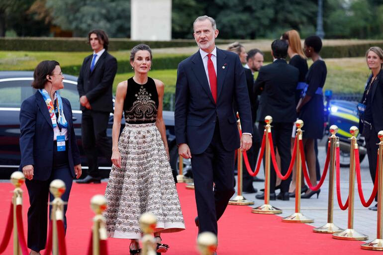 El rey Felipe VI de España y la reina Letizia llegando a la cena de gala ofrecida por el International Olympic Committee (IOC) y la presidencia de Francia. (Ludovic MARIN / POOL / AFP)