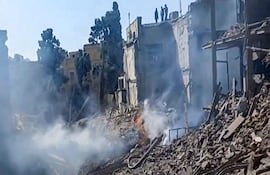 Este video, tomado de imágenes UGC publicadas en redes sociales el 28 de febrero de 2026 y verificadas por equipos de AFPTV en París, muestra a personas inspeccionando los daños en el lugar del impacto tras los ataques estadounidenses e israelíes contra Teherán.