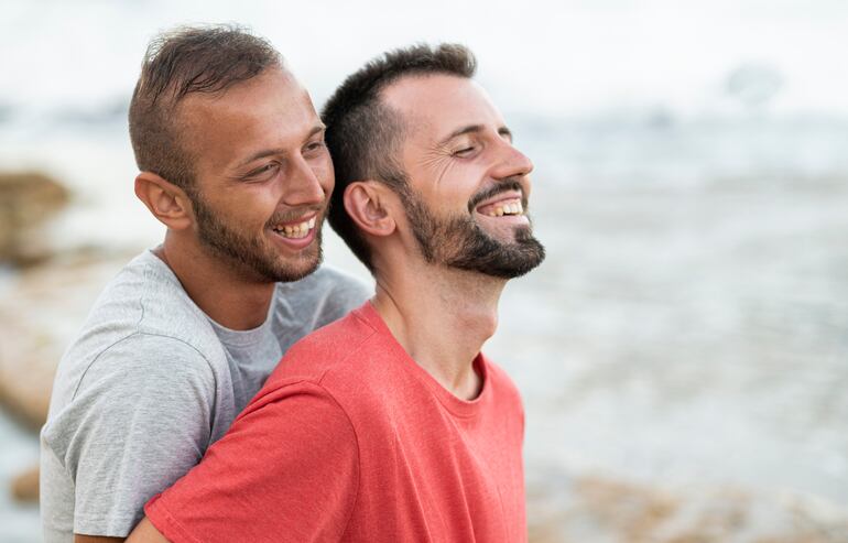 Además de la exclusión familiar, muchas personas LGBTQ+ enfrentan violencia psicológica y física.