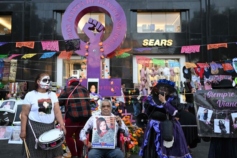 Familiares con sus rostros pintados como "Catrina" participan en una marcha de protesta para exigir el esclarecimiento de feminicidios antes de las celebraciones del Día de Muertos en la Ciudad de México el 31 de octubre de 2025.