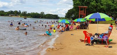 La playa Ñande Renda de Ciudad del Este cientos de familias acudieron para refrescarse.