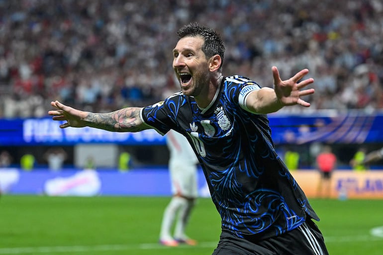 Lionel Messi de Argentina celebra el segundo gol del equipo, anotado por Lautaro Martínez, durante el partido de semifinales de la Copa Mundial de la FIFA 2026 entre Inglaterra y Argentina en el Atlanta Stadium.