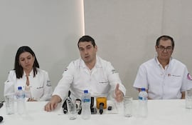 Dra. Claudia Melgarejo, coordinadora, Dr. Miguel Gómez, director médico y, Dr. Nery Rodríguez, mastólogo.
