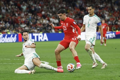 El suizo Zeki Amdouni (c) avanza ante la marca de los argelinos Ramy Bensebaini y Aissa Mandi, en el juego que marcó el pase a los octavos de final del Mundial 2026 de los "relojeros".
EFE